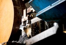 تیغ اره نواری فولاد بر در حال برش فولاد تو پر