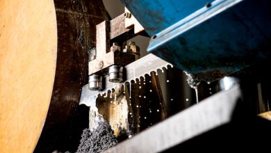 تیغ اره نواری فولاد بر در حال برش فولاد تو پر